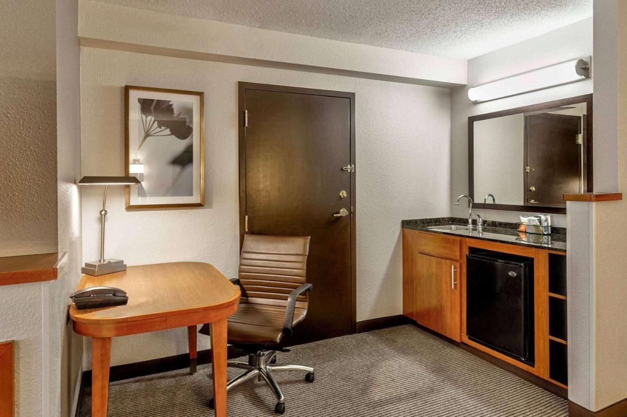 Wyndham Garden Kansas City Airport Exterior foto
