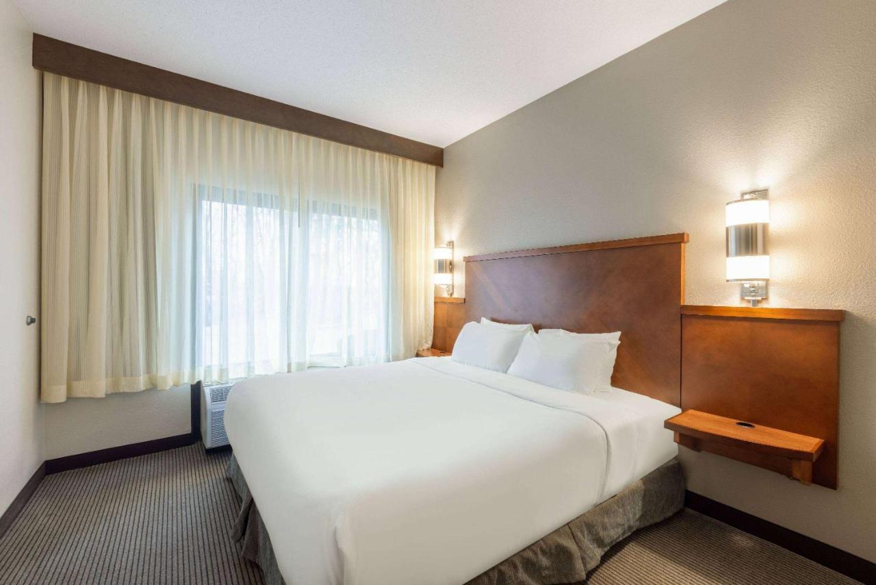 Wyndham Garden Kansas City Airport Exterior foto