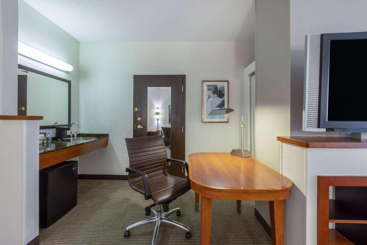 Wyndham Garden Kansas City Airport Exterior foto